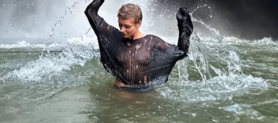 Актриса Кристина Асмус опубликовала фото с полуобнаженной грудью у водопада на Бали