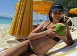 Дочь модели Синди Кроуфорд Кайя Гербер снялась в бикини на пляже