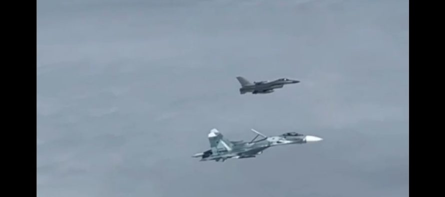 Опубликованы кадры жесткого перехвата российским Су-27 истребителя F-16