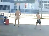 Возле заправки на Московском шоссе в Рязани засняли голого мужчину