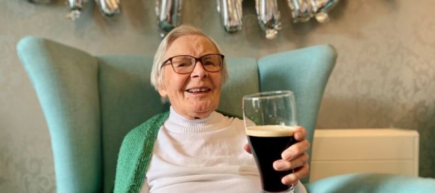 105-летняя британка назвала пиво Guinness залогом своего долголетия