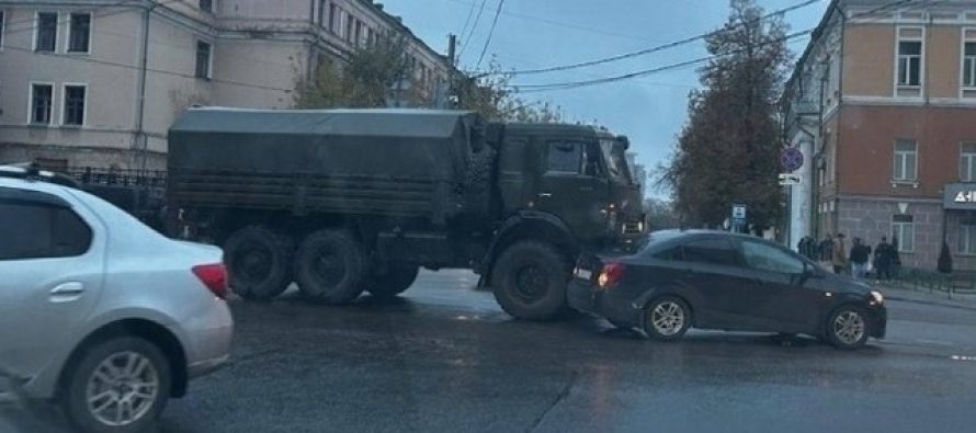 В центре Рязани произошло ДТП с военным грузовиком