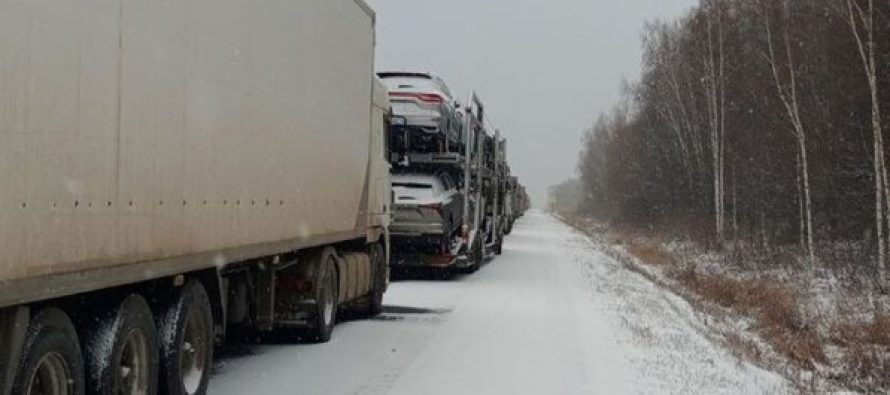 Дальнобойщик рассказал, что уже больше суток стоит в пробке на М-5 из-за снегопада