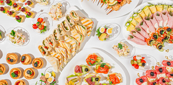Выездной фуршет под ключ: почему заказать кейтеринг выгоднее, чем делать все самому