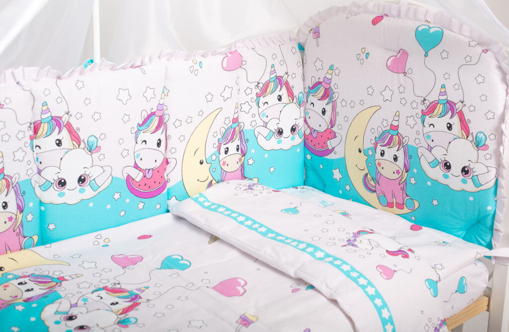 Как выбрать бортики для детской кроватки: материалы, размеры, крепления