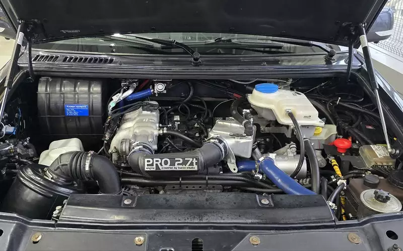 Прошел показ УАЗ Патриот с мотором на 210 сил: тюнингованный внедорожник сняли на фото