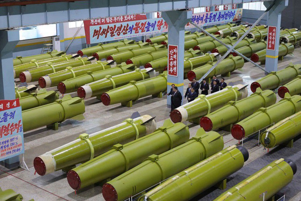На фото сняли идеальные заводские цеха со станками ЧПУ и готовыми ракетами КНДР