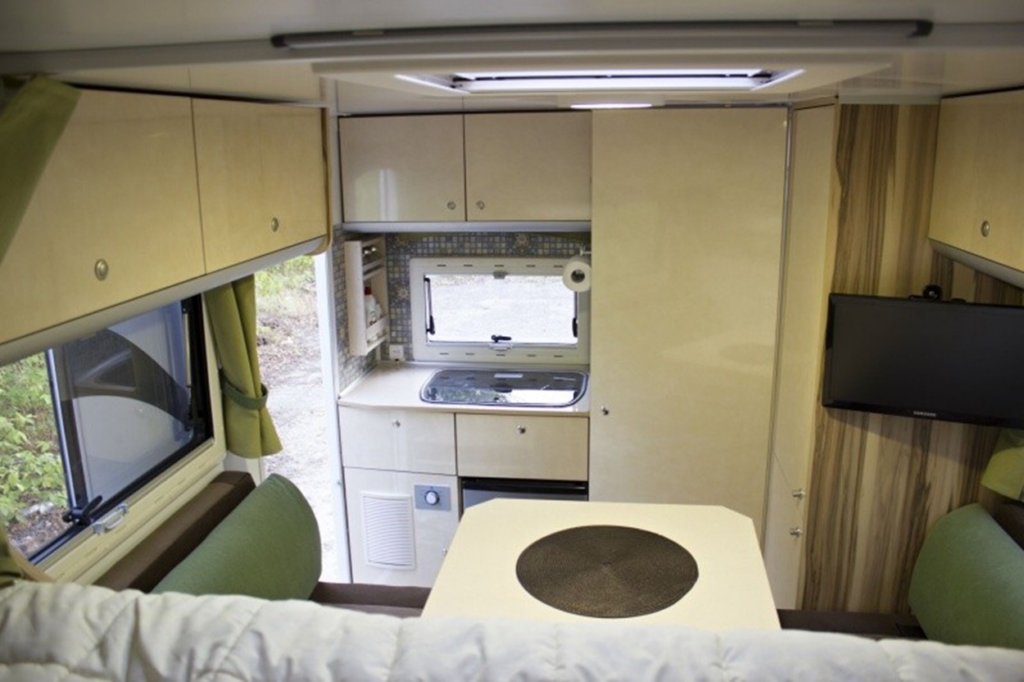 УАЗ Карго сделали автодомом с душем, кухней и спальной зоной: авто сняли на фото