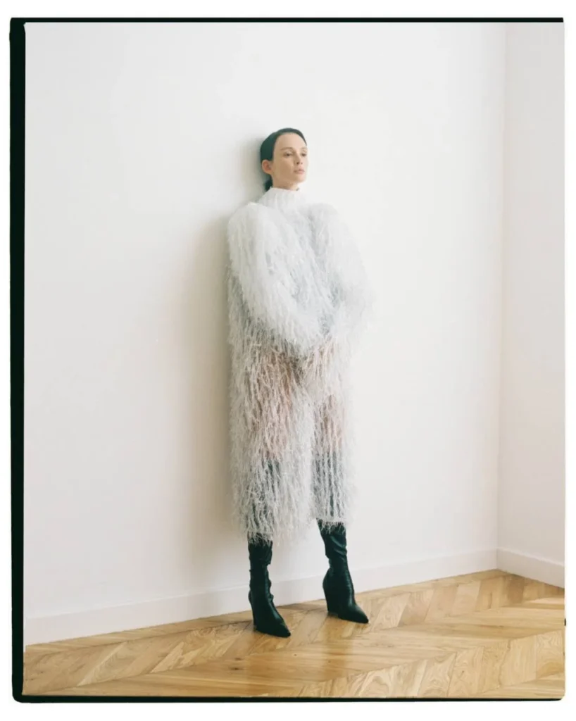 Паулина Андреева снялась в мини-платье с перьями и высоких ботфортах