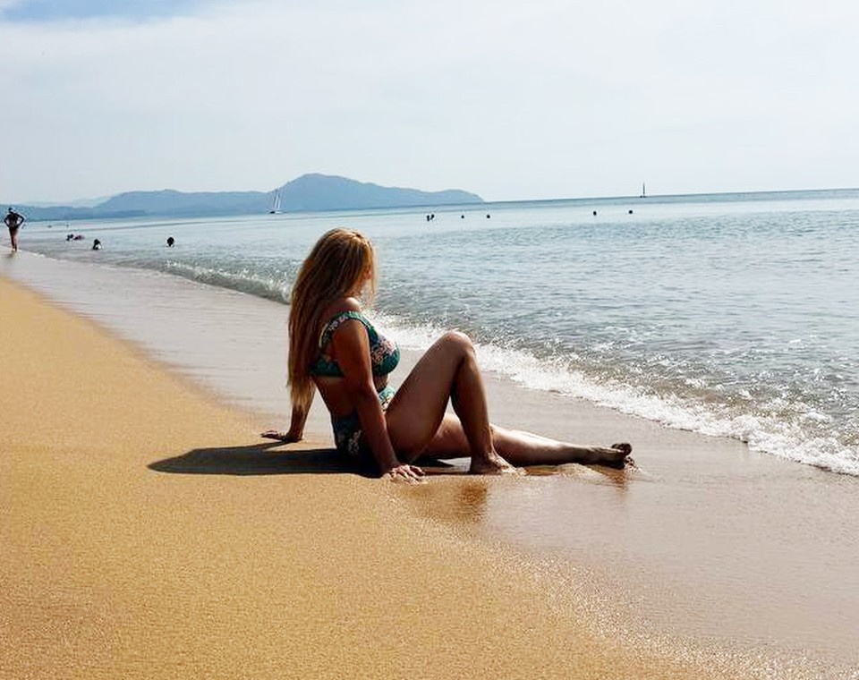 Возлюбленный Ирины Пеговой снял её на пляже в купальнике