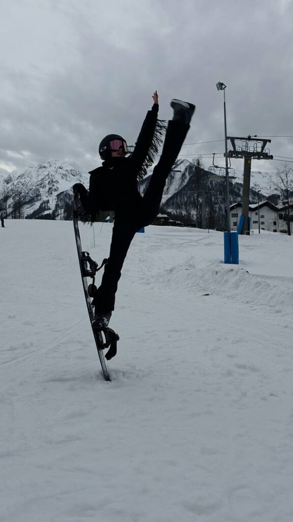 Не хуже балерины: фигуристка Загитова снялась в эффектной позе и затмила Волочкову