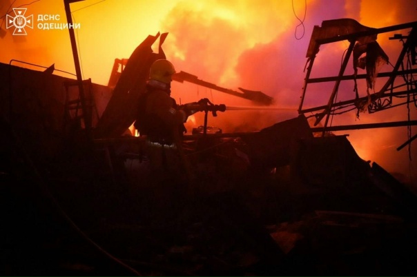 На апокалиптические фото сняли одесский порт после удара «Гераней»