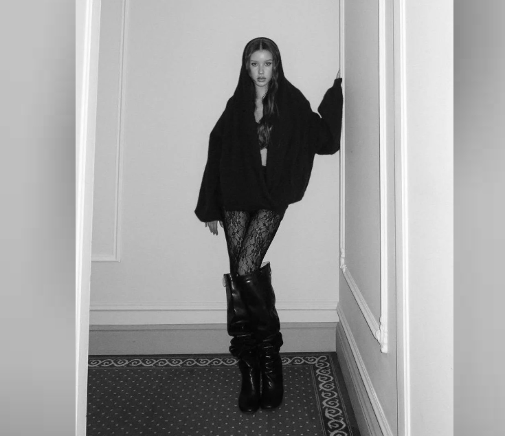 16-летняя Анна Пересильд снялась в мини-юбке и кружевных колготках