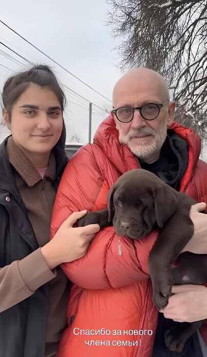 Александр Гордон и его 23-летняя супруга Алина снялись с новым членом семьи