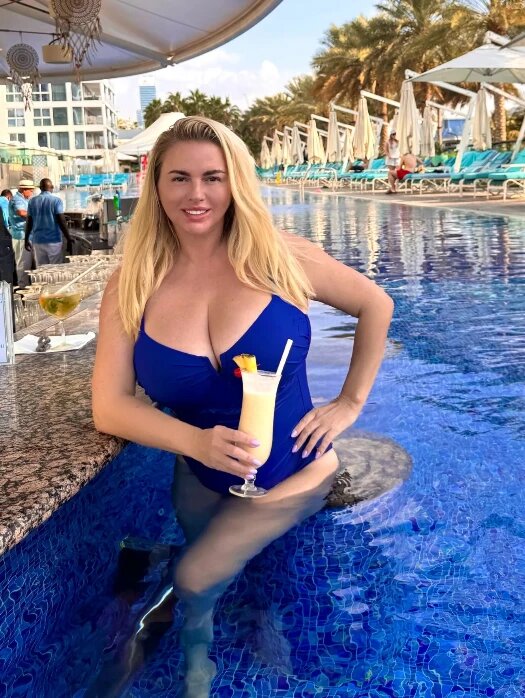 «Ко мне вернулась талия»: Похудевшая Анна Семенович снялась в купальнике в бассейне