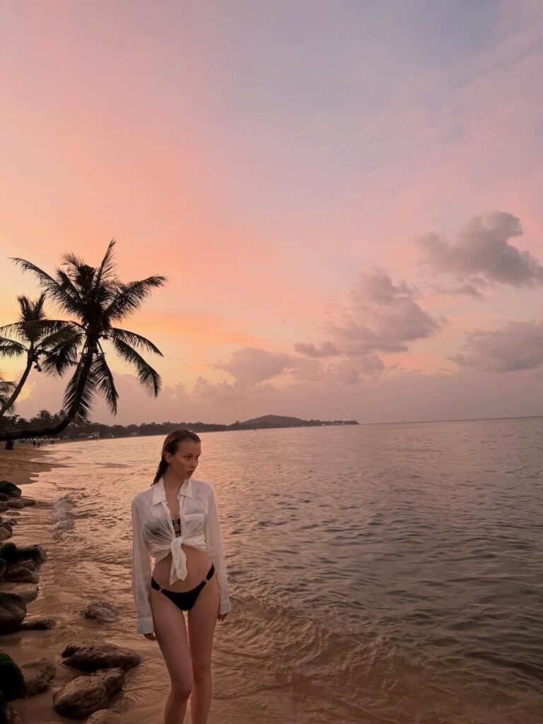 16-летняя Анна Пересильд снялась в купальнике на фоне океана