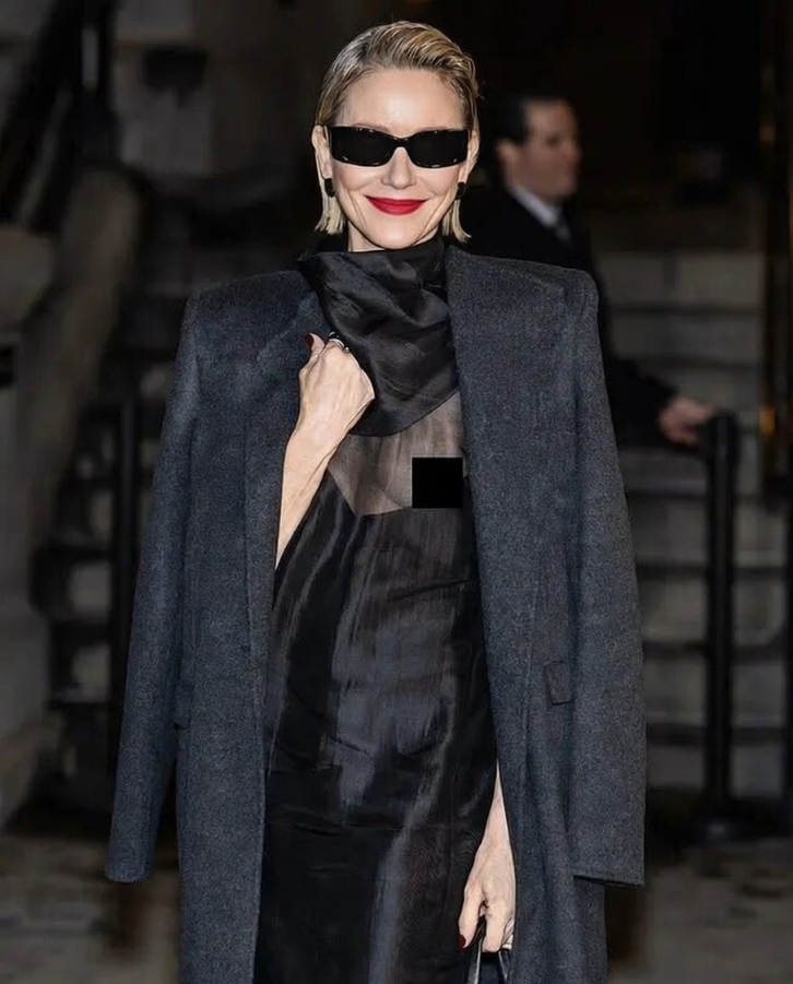 Неловкий кадр: Наоми Уоттс сняли с оголенной грудью на показе в Нью-Йорке