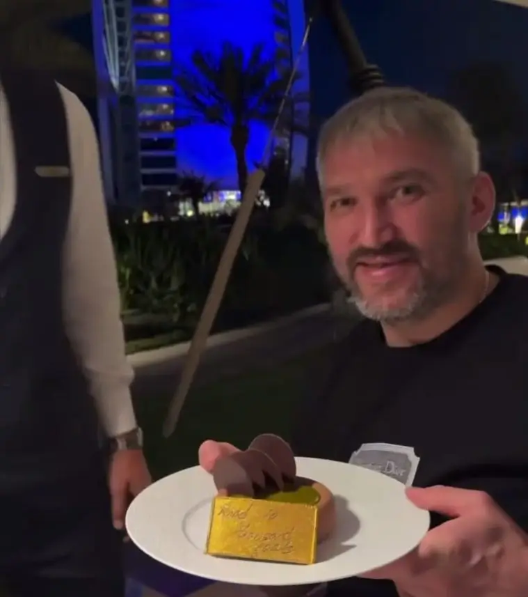 Жена сняла Овечкина с необычным тортом от шеф-повара в Дубае