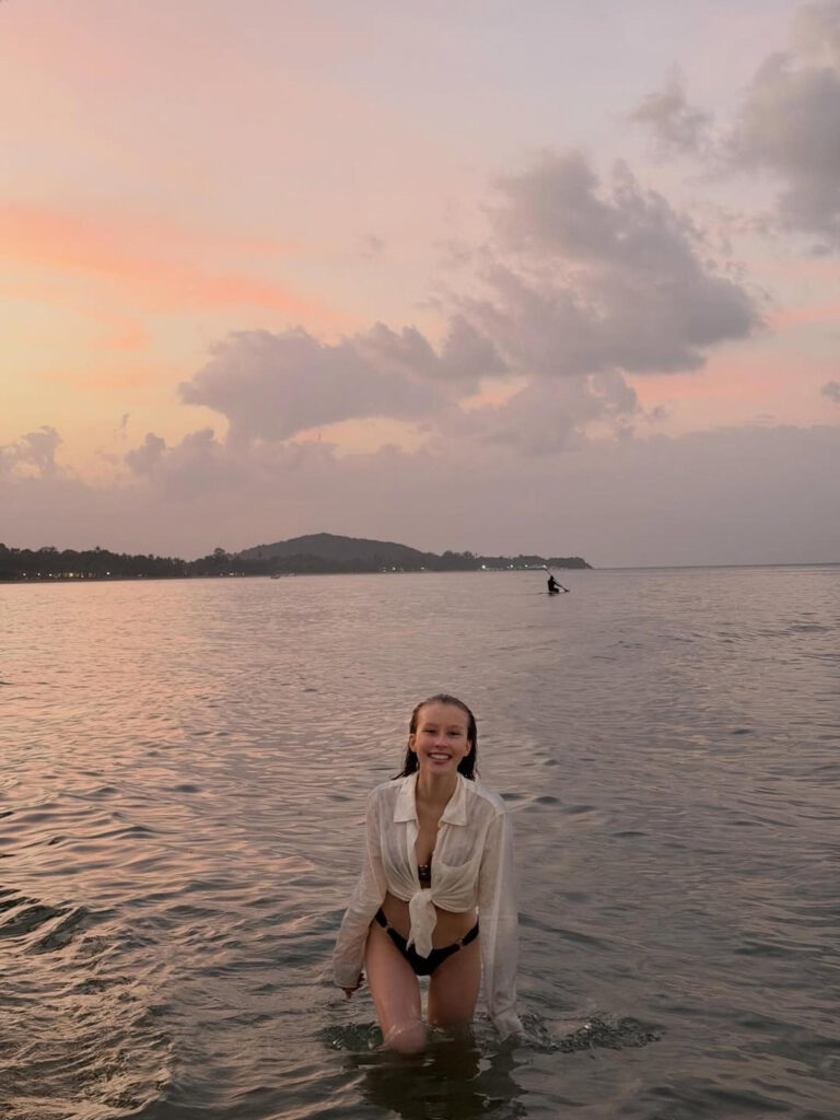 16-летняя Анна Пересильд снялась в купальнике на фоне океана