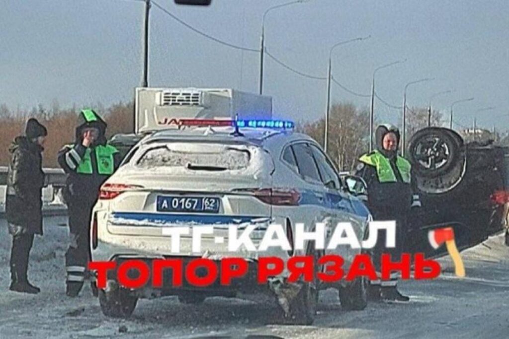 В Рязани машина в результате ДТП перевернулась на крышу, последствия сняли на фото