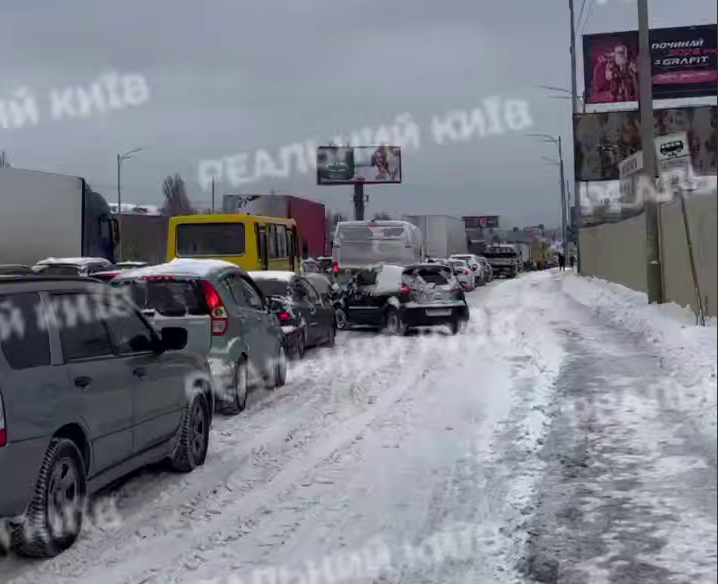 Снегопад парализовал Киев: коллапс на дорогах сняли на фото