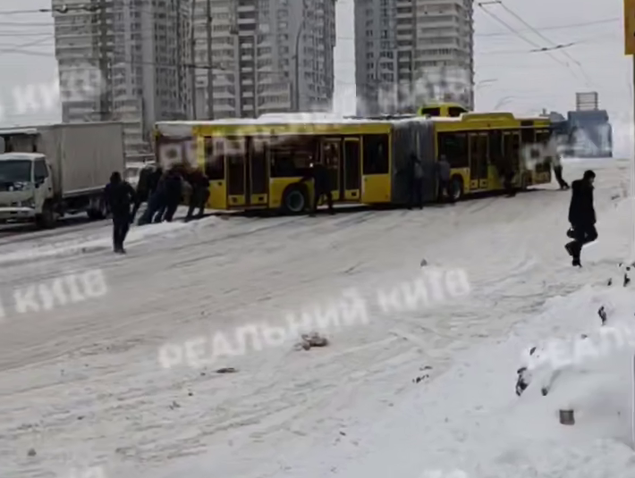 Снегопад парализовал Киев: коллапс на дорогах сняли на фото