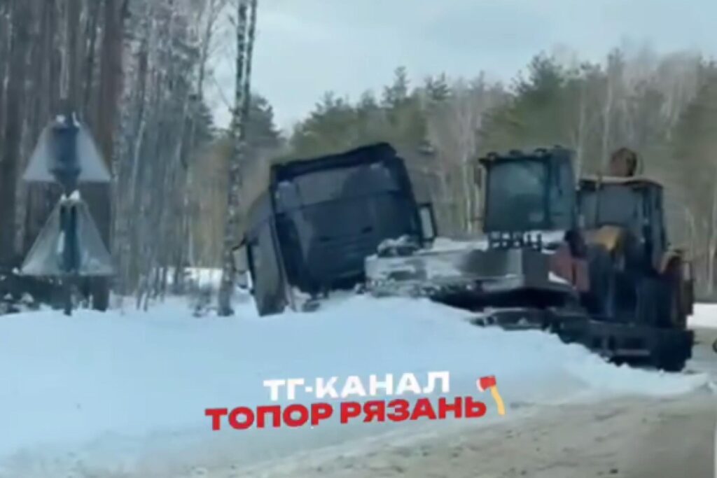 Последствия столкновения тягача и легковушки сняли на фото в Рязанской области