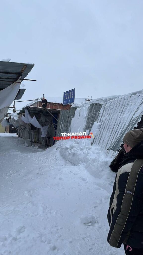 Обрушение торговых палаток на Центральном рынке в Рязани сняли на фото
