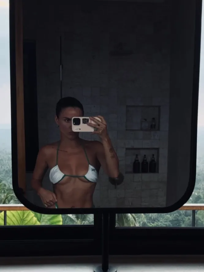 Юлия Зиверт снялась в откровенном бикини во время отдыха на курорте