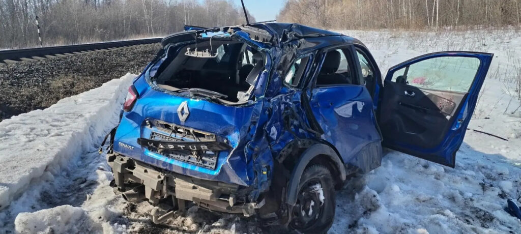 В Ухоловском районе «Рено» столкнулся с тепловозом на переезде