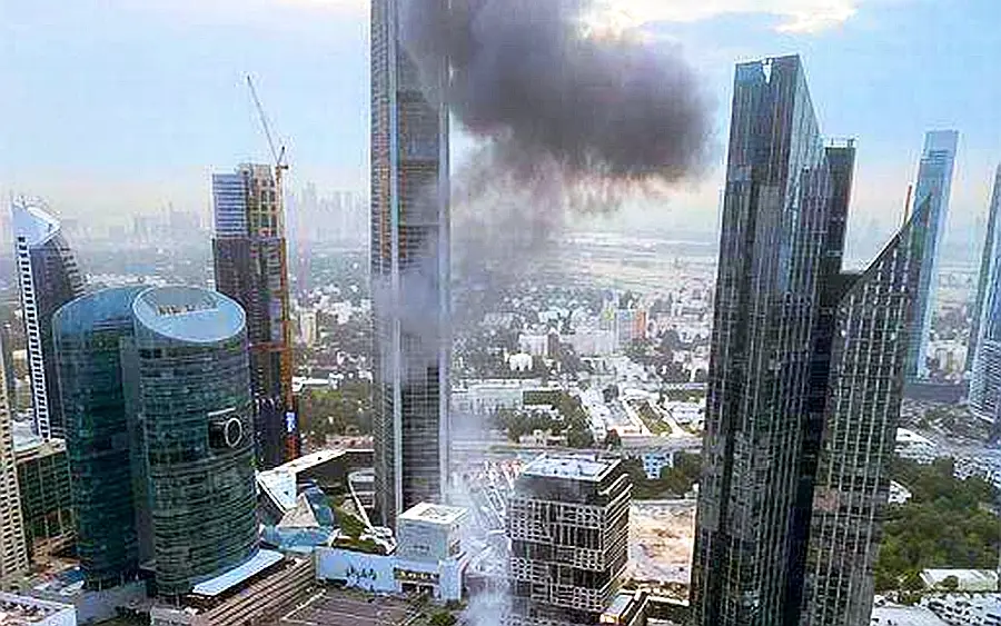 Мощный дрон или хрупкая высотка: на фото сняли последствия прилёта БПЛА в Дубае