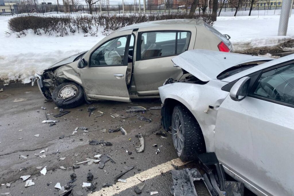 В Рязани последствия серьезного ДТП с двумя иномарками сняли на фото
