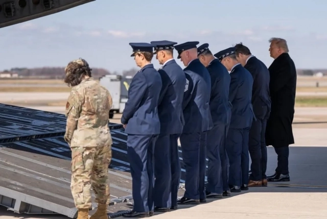 На фото сняли Трампа возле первых гробов США, прибывших с Ближнего Востока