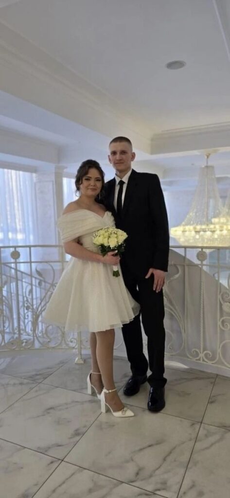 Фельдшер скорой помощи и военный водитель поженились в Рязанском ЗАГСе