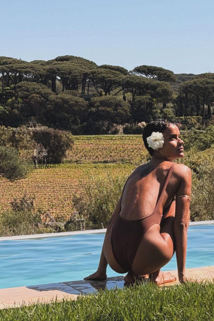 Возлюбленная Венсана Касселя снялась в откровенном купальнике