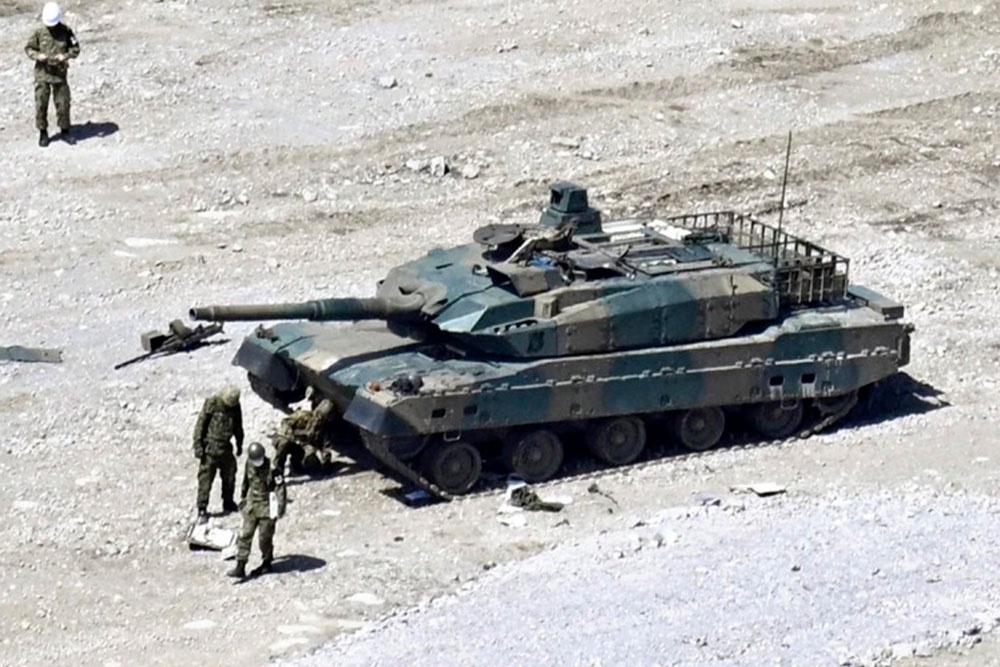 Японский танк Type 10, где погибли члены экипажа, сняли на фото после взрыва