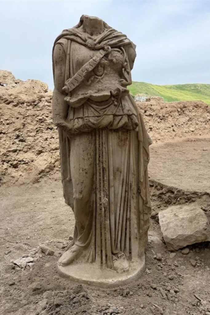 Metro: в Турции нашли 2000-летнюю статую богини Афины при раскопках