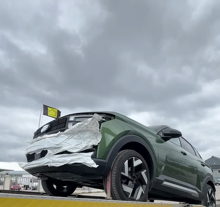 Прошел первый показ Lada Azimut на АвтоВАЗе: кроссовер сняли на фото