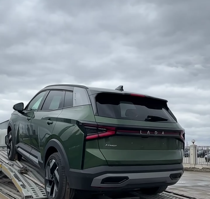 Прошел первый показ Lada Azimut на АвтоВАЗе: кроссовер сняли на фото