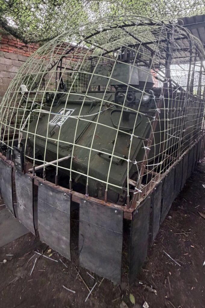 На фото сняли БТР M113 ВСУ с антидроновым «шаром для хомяка»