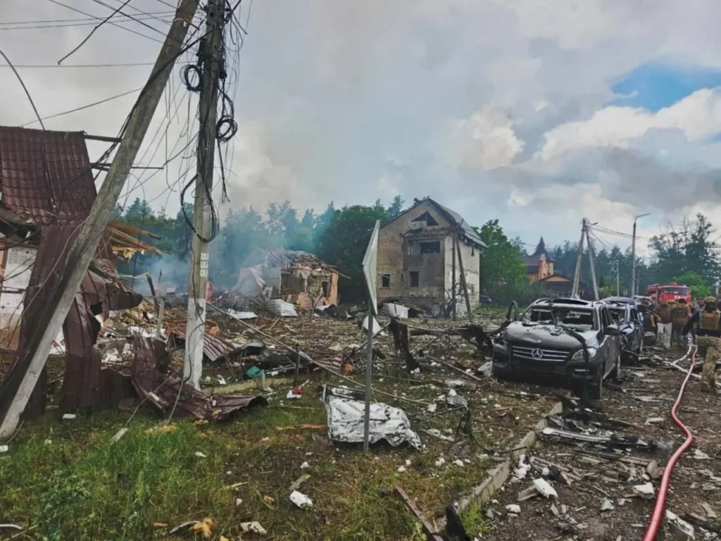 На фото сняли последствия ракетного удара по выставке вооружений под Киевом