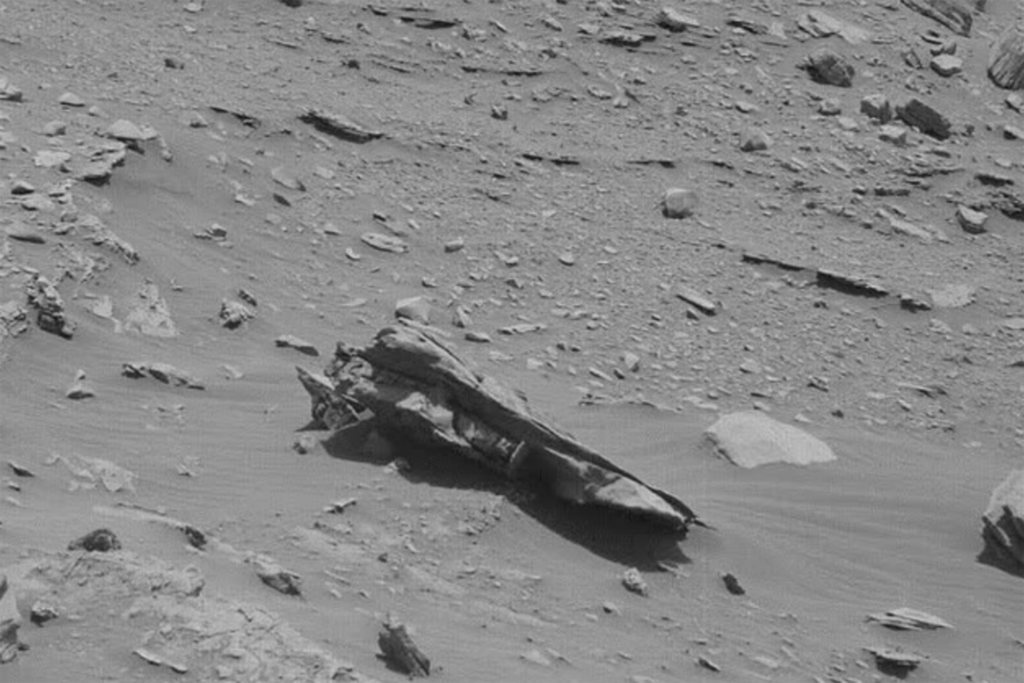 Daily Mail: марсоход Curiosity снял загадочный объект на Марсе, вызвавший споры в соцсетях