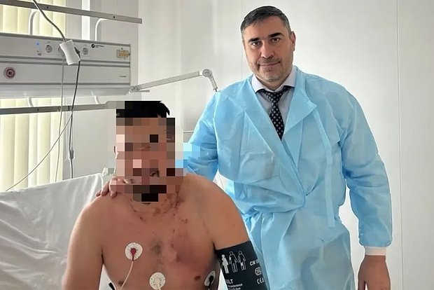 Бойца СВО, пережившего нападение медведя и удар молнии, сняли в больничной палате