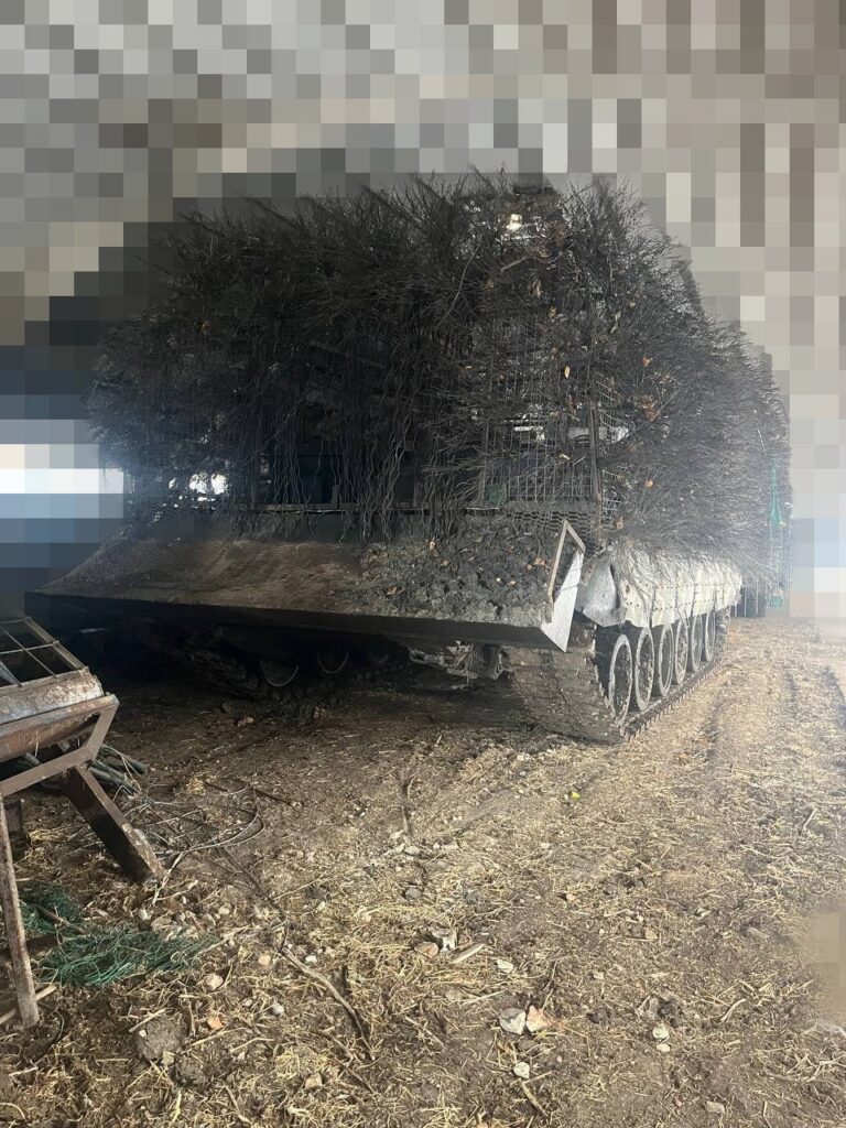 Единственную БРЭМ «Атлет» ВСУ сняли на фото под защитой «кустов» от дронов