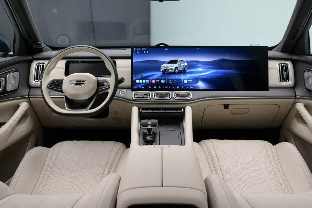 Прошла премьера нового Geely Monjaro: салон новинки сняли на фото
